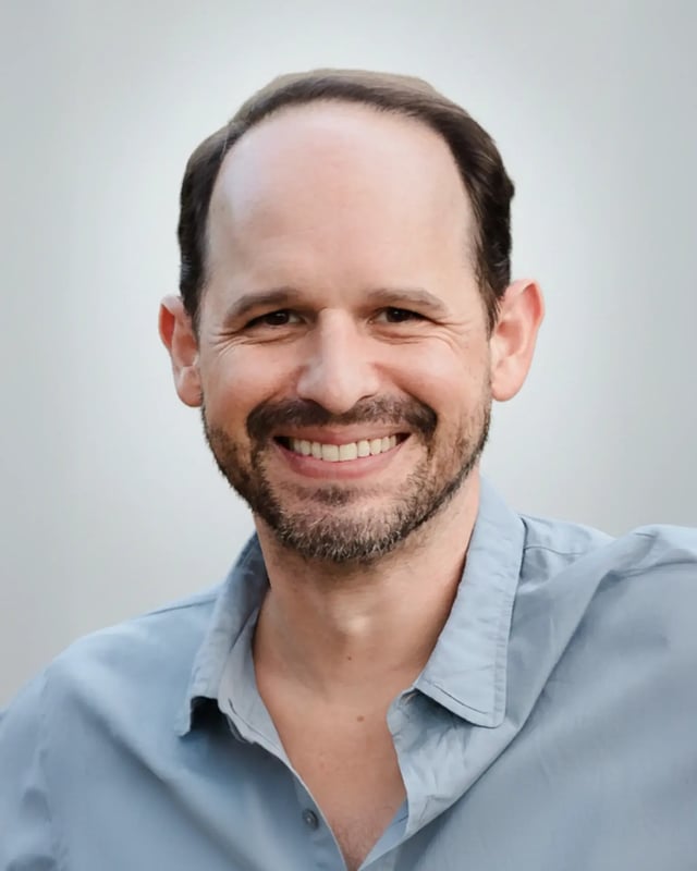 Alex Moura Digital Star Marketing Headshot